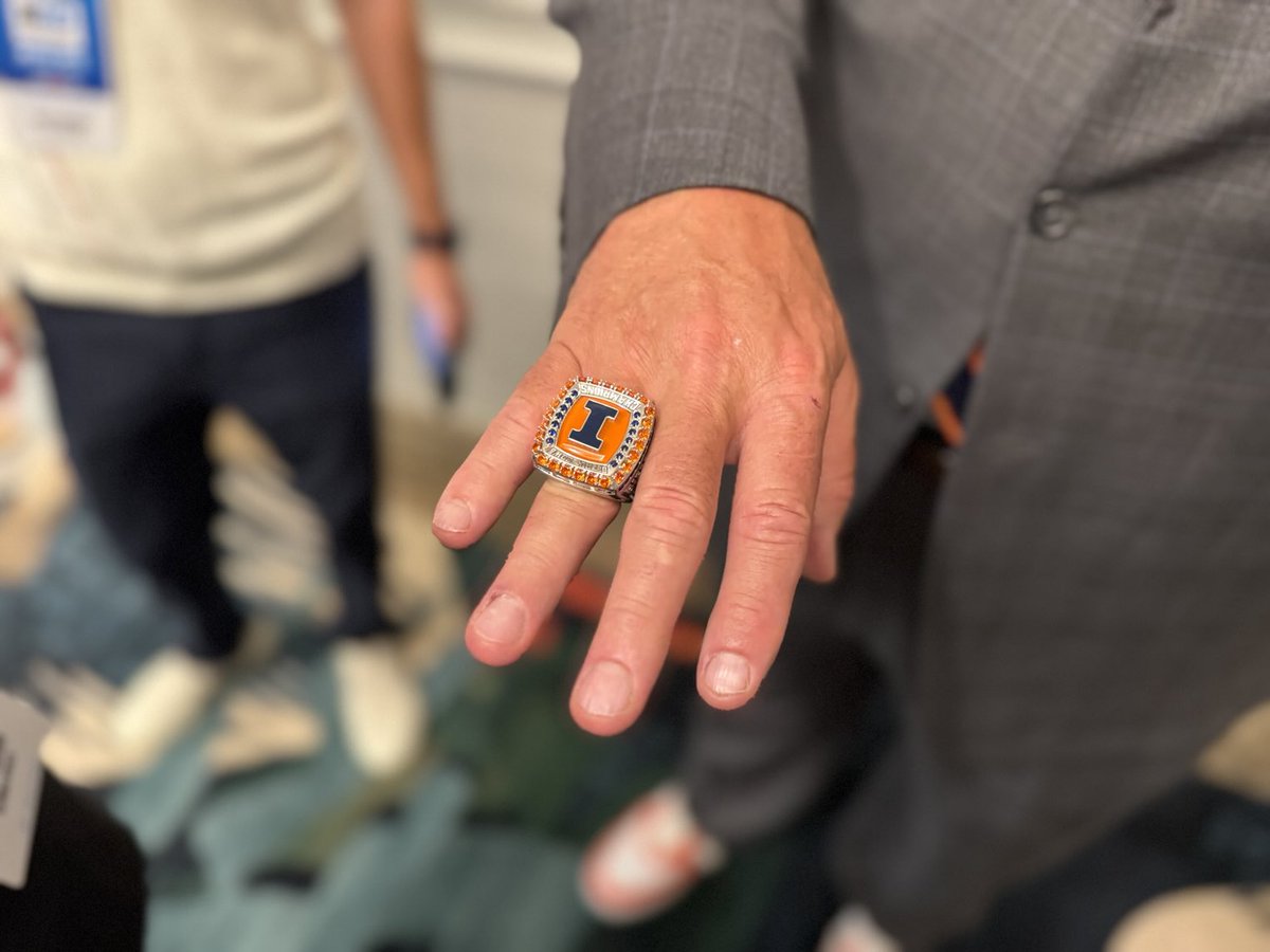 JWerner247's tweet image. #illini coach Bret Bielema showing off his Citrus Bowl ring