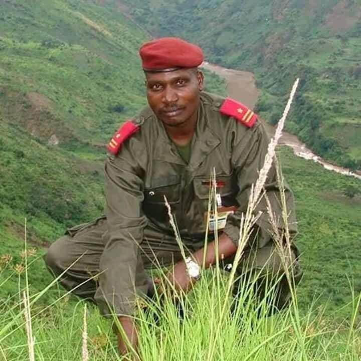 benbabunga's tweet photo. IL Y A 5 ANS JOUR POUR JOUR.... Le Général de Brigade Moustapha Mukiza Gabby décédait des suites d'une courte maladie. C'était le 22 juillet 2020. 

Issu de la communauté Banyamulenge, Moustapha restera à jamais gravé dans les annales de l'Histoire pour avoir co-commandé en août 1998, aux côtés du Capitaine rwandais Butera, l'"Opération Kitona" (dans l'ouest de la RD Congo), une opération militaire devenue, depuis, un cas d’école enseigné dans les plus grandes académies militaires du monde. La finesse stratégique de cette opération et les tactiques audacieuses mises en œuvre par les deux officiers sont aujourd’hui considérées comme des références majeures en matière de planification d'opérations militaires à haut risque.

Avant sa mort, le Général Moustapha s'était attelé à la rédaction de ses m��moires, dans le cadre d'un projet de livre malheureusement jamais publié. Je vous propose ici un extrait dans lequel il revient sur l'"Opération Kitona".

====
A Goma, ce 4 août, après un examen de conscience, nous sommes un commando de 136 éléments à qui l'on confie la mission d'aller exfiltrer les lynchés de Kinshasa. Dans la nuit, une réunion des opérations fut tenue et, il me sera confié le co-commandement des opérations avec le capitaine Butera, qui était Commandant du peloton rwandais qui venait de nous être adjoint. Ensemble, nous allons nous mettre autour de la table de simulation. La planification se faisait comme dans un film de fiction : à voir les tracées du crayon qui passaient et repassaient sur le papier pour monter le plan. Les questions se chevauchaient soit sur le rôle, soit sur le ravitaillement... Le Général Kabarebe se débattait comme un diable, bon sang, d'y répondre de manière expéditive. Tout était fin prêt pour l’opération "Ciel ouvert".  

Il me sera confié deux objectifs principaux : primo, faciliter les atterrissages des troupes de cette opération de sauvetage, afin de leur permettre d’atteindre Kinshasa; secundo, aller à la rescousse des soldats rescapés de Masina éparpillés dans la nature. Pour nous en donner cœur net, il nous sera dit que le terrain avait déja été préparé et que sur place un certain commandant Kabengele nous y attendait.   

Après le briefing, les gars ajustèrent leurs uniformes, ramassèrent les nécessaires pour l’opération et nous embarquâmes dans l'avion. Une fois dans l’avion, le silence s’imposa. Sur chaque visage se lisait une certaine préoccupation sur les péripéties de l'opération qui nous attendait. L’un des soldats courageux entonna un petit chant pour remonter le morale des militaires, et tous le reprenions en chœurs.  

Après à peu près trois heures de vol, le pilote va nous annoncer que nous survolons l’espace de la zone de notre mission. Brusquement, les chants s’arrêtèrent et les soldats échangèrent des coups d’œil anxieux. Kitona, située à 15 Kms de la plage côtière de l’oc��an Atlantique dans la ville de Moanda, à plus ou moins 612 Kms de la capitale, est une base militaire, chef-d’œuvre des colons belges datant de 1954. Il s’y trouvait l’aéroport où nous allions atterrir. Cette piste de 3000m de longueur et 200m de largeur était le périmètre de notre cauchemar. La piste était, entièrement quadrillée par les Forces Armées Congolaises (FAC) envoyées par Kinshasa et qui étaient armées jusqu’aux dents. Ce dispositif semblait nous faire croire qu’il y aurait peut-être eu une certaine alerte ou une fuite d’information sur notre opération.  

Après un long moment de réflexion, nous avons monté une scène stratégique : le capitaine Butera ainsi que moi devrions convaincre le pilote de se défaire de ses émotions et de se poser sur le tarmac. Mais ayant constaté que de part et d’autre de l’aéroport il n’y avait aucune possibilité de se poser, je demanderai au pilote d’atterrir juste au coin sud de la piste, vers Banana, là où il n’y avait pas assez d'éléments des FAC. Dame la chance, Dieu était des nôtres, la manœuvre d’atterrissage fut un succès.  

A la sortie de l’avion, deux roquettes vont être tirées sur nous comme une annonce d’accueil. Malgré cette menace, nous sortirons, tout de même. Nous réussirons à repousser ces troupes jusqu’à deux kilomètres, avant d’atteindre l’hôpital de la base de Kitona, situé à 4200 m de l’aéroport. Une fois au cœur de la base de Kitona, le commandant rwandais, co-titulaire des opérations, par une mauvaise manipulation due à la frousse, va brouiller la valise satellitaire qui pourtant devait nous permettre de garder contact avec Goma, notre commandement d’opérations. Bloqués, nous ne pouvions pas recevoir du renfort en provenance de Goma.  

Du mirador de contrôle où j’étais perché, je m’apercevais des rotations qu’un petit porteur faisait pour débarquer les militaires de l’armée gouvernementale à l’aérodrome de Moanda, situé sur la route de Yema, à la frontière de la province de Kabinda, en Angola. Il y avait eu au total sept rotations, ce qui ne fut d’aucun doute que nous étions mal barrés et que les plans que nous avions fidèlement conçu devenaient caduques. De part et d’autre, nous étions pris en sandwich... une situation très difficiles à décrire. Notre unique voie de sauvetage restait l’Océan Atlantique, mais que nous ne pouvions franchir.   

Dans la nuit de ce 4 août, après avoir repéré le message des avancées des troupes régulières vers nous, nous constaterons l’ouverture de deux axes : Celui qui partait de Banana par le fleuve, jusqu’à Boma; et l’axe qui allait de Kitona à Boma par voie terrestre. Dans la même nuit, le capitaine me posera la question de savoir ce que nous devrions faire au cas où la situation devenait dramatique. Cette question était liée à l’ampleur de la situation qui devenait de plus en plus difficile pour nous, surtout que nous ne maîtrisions pas du tout ce terrain. Sa question cachait une certaine peur. J’avais senti en moi la révolte à cause du fait que nous avions sous estimé, de manière irresponsable, la situation, alors qu'il s'agissait d'une grande délicatesse.  

Je vais alors déployer mes hommes sur trois axes : 30 personnes seront dirigées vers Banana, sous le commandement de Samson Rukamata; un autre peloton, placé sous le commandement du commandant Michel Bigirabagabo sera déployé sur la route qui mène vers Boma, précisément à Luibi; et le commandant Chibi Cha Bene prendra l’axe de Baki Ville.  

Aux environs de 1 heure ou 2 heures du matin, les forces régulières qui venaient de Boma tomberont dans l’embuscade de nos hommes : elles vont abandonner plus de 14 véhicules remplis d'armes, munitions et vivres. Ce butin de guerre va constituer notre premier ravitaillement, alors que nous avions déjà perdu espoir. A partir de cet échec de l’armée gouvernementale, les rescapés de l'armée congolaise vont replier jusqu’à Boma, provoquant ainsi un découragement dans les rangs des FAC. Ils seront convaincus de notre capacité de faire mieux et vont jusqu’à établir une certaine surestimation de nos forces, alors que, nous- mêmes, ne combattions queue entre les pattes ne sachant qui pouvait nous venir en renfort.   

Le 5 août 1998, la base militaire de Kitona sera désertée par l’armée régulière. Elle sera entièrement sous notre contrôle. Entre temps, une partie de nos hommes ira vers Moanda pour empêcher le renfort des troupes gouvernementales qui venaient de Kinshasa, en empruntant la piste de l’aéroport civil; tandis que l’autre peloton qui avait pris la direction de la Sozir, avait progressé jusqu’à Banana, vers l’embouchure du fleuve Congo. Sur place à Kitona, beaucoup de militaires loyalistes vont se rendre. Tous étaient des soldats de l’ancienne armée de Mobutu, les ex-Forces Armées Zaïroises, qui suivaient l’idéologie de l’AFDL. Se trouvant dans les conditions de maltraitance depuis plus d'un an de la part des hommes de Laurent-Désiré Kabila, ces soldats vont se rallier à nous et constitueront notre renfort providentiel.  

Il est 11 heures 45’, ce 5 août 1998, quand le premier renfort en provenance de Goma atterrit à Kitona, contre toute attente. 300 militaires, tous rwandais, vont débarquer et une grande partie va immédiatement progresser vers Boma relever mes hommes. Entre temps, je vais rester avec quelques éléments à Kitona. Mes hommes en ratissage vont découvrir des tenues militaires chez un colonel, surnommé Kadhafi, commandant de la base de Kitona. Ces uniformes des Forces Armées Congolaises (FAC) vont m’aider à habiller mes hommes et ceux des ex-FAZ. Ensemble, avec les 300 militaires venus à notre rescousse depuis Goma, Boma et Matadi vont tomber successivement. Nos forces vont progresser vers Kwilu-Ngongo, mais malheureusement pour nous, une surprise pour le moins inattendue, va ralentir notre progression : les troupes régulières de l’armée angolaise postées à Kabinda vont voler au secours des FAC et tous nos calculs seront ainsi faussés.   

Pendant que j’étais dans la tour de contrôle de l’aéroport de Kitona d’où je suivais l’évolution sur le terrain, je vais apercevoir l’arrivée de trois rotations des hélicoptères de marque Puma qui transportaient les soldats angolais pour les déposer entre Yema et Moanda. Très tôt le matin, les troupes angolaises vont amorcer la progression vers Yema. Nos hommes qui étaient basés dans cette localité seront attaqués et pris en étau. Cet état des choses va constituer un handicap pour l’aide de nos troupes en positions avancées. Nous avions, désormais, deux fronts ennemis; d’une part l’armée angolaise et de l’autre l’armée congolaise.  Le même jour, à 10h50’, bien que nos chances étaient minces, nous avions eu du réconfort, aussi providentiel, en apprenant que le Général James Kabarebe allait atterrir à Kitona, à la tête de deux compagnies tandis que nos troupes progressaient vers Kinshasa. Mais l’ennemi qui était concentré, avec suffisamment de moyens, va nous prendre par surprise Kitona par le biais de l’armée angolaise. Notre base arrière fut désarçonnée. Entre les forces angolaises et celles de James Kabarebe, il n’y avait que 3 km qui les séparaient. La majorité de nos hommes vont fuir et, je ne vais compter dans mes rangs à peine qu’un bataillon. Et James Kabarebe va m’appeler pour me demander de ne pas l’abandonner. Je serais contraint à la fois de m’occuper du commandement et de James et du front au devant de moi. James, en toute modestie, honnêteté oblige, était un calibre dans la planification pour qui les troupes rwandaises devaient se frotter les mains. Les soldats qui étaient non loin de moi et ceux qui étaient encerclés à Yema, entre Kabinda et Moanda, vont se sauver au vue de l’importance et de la détermination de la force de frappe des éléments angolais. Dieu merci, tous ont survécu.   

A 14h, le même jour, je vais repousser les Angolais jusqu’à Moanda. Nous avions réussi à détruire trois de leurs chars de combat. Entre temps, nous devrions chercher une voie de sortie pouvant nous permettre de se défaire de cette prise de finition et partir de là. James m’appela pour demander mon avis, sur notre résistance alors qu’il ne nous restait rien que la providence divine. A 20h, ceux qui étaient encerclés à Yema vont réussir à se défaire de l’étau et parvenir à nous rejoindre à Kitona, avec le gros de nos hommes, exceptés ceux qui ont été fait prisonniers de guerre. Nous prendrons la fuite en pente escarpée vers Boma, pour rejoindre ceux qui progressaient déjà vers Kinshasa. Entre temps, les angolais vont progresser sur plusieurs axes. Ils étaient éparpillés partout comme une peste en fureur, ils fusaient de chaque coin, de Matadi, Kitona, Mayombe. A Boma, avec toutes les forces que nous avions trouvées sur place, nous prendront la direction de Matadi.  

Quelques uns vont passer par route, et nous autres allions prendre le bateau pour Matadi. Mais ceux de la route tomberont dans une embuscade des militaires angolais venant de Tshela, après avoir capturé presque une compagnie de militaire rwandais qui était basée vers la frontière. A Matadi, à minuit, nous avions pris le train pour Kinshasa. Mais déjà, à partir de Matadi, j’apprenais la nouvelle selon laquelle quelques rescapés de Kinshasa étaient avaient pu être sauvées déjà par nos troupes en avant garde. Cela nous remontera le moral. C’est ainsi que nous allons atteindre Mbanza-Ngungu. Là, j'ai pu récupérer 222 rescapés de Kinshasa. Mbanza-Ngungu était une ville de grands enjeux militaires du point de géostratégique : son relief montagneux et son attitude élevée donnaient de l’avantage aux troupes blindées casernées au camp Ebeya pour toute éventualité d’attaque. Curieusement, malgré l’importance du nombre des éléments des forces loyalistes et le dispositif de son armement, Mbanza-Ngungu n’avait posé, presque, aucune difficulté à notre progression vers Kisantu. Etait-ce un repli stratégique, un espiègle? Cela fut notre inquiétude et la surprise ne se fera pas attendre.   

Les forces loyalistes étaient toutes, presque, concentrées entre Kisantu et Kasangulu. C’était là qu’il eut un crache de feu, jamais rencontré jusque là. Un véritable couloir de la mort. Nous faisions face à une résistance farouche, nous essuierons des tirs nourries sans merci. Dame la chance ! Mon imagination n’avait pas trompé sur le port de l’uniforme de FAC; celle-ci va semer la confusion au sein des soldats loyalistes. Portant la même tenue, nous ne formions qu’un seul corps avec les loyalistes, ce qui atténuera l’attaque sur nous, car il était difficile de nous distinguer. Ce camouflage va nous mettre à l’abri d’une douche des bombes de la force aérienne congolaise. Et dans les nuages des poussières, nous visions sur nos cibles et les loyalistes crurent à leurs amis qui perdaient la tête pour rallier l’adversaire. Durant 4 heures du temps, c’est là que nous nous rendrons compte d’autre forces alliées aux forces armées régulières, tel que les Zimbabwéens et les Namibiens.  

Heureusement pour nous, la nuit qui tombait déjà va venir comme une aubaine qui nous sortira de cette escarmouche pour nous retrouver, presque à l’aveuglette, à Kimwenza. Mon unité avait pour charge d’aller au secours des unités qui se battaient déjà dans la capitale. Dommage, la mission était cauchemardesque par trahison de la communication phonique. Pris au dépourvu, la mission était devenue quasi impossible. La débandade dans le rang de ceux qui se trouvaient à Kinshasa et les échos recueillis par des populations nous renseignèrent de la dernière position de ceux-là auprès de qui nous volions au secours; ils étaient déjà à Kasangulu, en repli. Et c’est là que nous irons les rejoindre Illico.   

Les choses ne vont pas être faciles, car je me trouvais au commandement de l’arrière garde qui se trouvait être prise en sandwich entre les forces régulières, d’une part, et ses alliés Zimbabwéens, Angolais et Namibiens, d’autre part. La seule issue était de passer par Ngindinga via Kisantu, pour finir à Kipangu. Ma montre indiquait 6h20 quand nous quittions Kasangulu. Et l’attaque était sans merci et tous les éléments qu’on allait récupérer prirent panique et se dispersèrent de nouveau dans la nature.  

N’ayant plus d’autres alternatives, ni le choix entre la vie et la mort, il ne nous restait qu’à endurer avec détermination, s’organiser avec le reste de nos éléments qui avaient eu la chance d’atteindre Sonabata où était basé le gros de nos hommes sous le commandement de James Kabarebe, sans aucun espoir. Oui, il arrive de fois dans la vie du soldat un temps où tout semble s’arrêter, où espoir et désespoir reviennent au même moment; Lorsque on est coincé, on sent du souffre dans les narines et c'est à moment-là que dans les veines on sent couler l’eau chaude à la place du sang. Parfois quelques uns délirent et crient comme des lions blessés.   

De là, après concertation avec le commandant des opérations, l’option fut levée de contacter les éléments de l’UNITA, un mouvement politico-militaire dirigé par Jonas Savimbi contre le MPLA de Eduardo Dos Santos au pouvoir en Angola. Comme Eduardo Dos Santos était allié de Kinshasa, par extrapolation, l’ennemi de mon ennemi devenait mon ami, nous nous sommes dits que les portes de l’UNITA ne nous seraient pas fermées. De Kisantu, nous allons prendre la route de Ngindinga, pour atteindre Makela Do Zombo.   

Les hommes de l’UNITA vont nous exiger un visa très étrange pour accéder au territoire sous leur contrôle. Ils nous demanderont de déloger, d’abord, les soldats du MPLA qui quadrillaient l’aérodrome de Makela Do Zombo situé à plus ou moins 50 kms de la frontière de la RD Congo. Nous n’avions pas de choix, le cœur était à l’ouvrage. Nous allons nous engager dans l’aventure, mais la providence était de notre côté. A l’approche de la pleine, à environ 3 kms, nous connaitrons la première défensive. Le MPLA n’a pas pu nous faire de cadeau, ses combattants étaient bien outillés et bien formés pour nous mettre en pièce. De notre côté, nous ne pouvions nous laisser faire, nous combattions en Kamikaze : soit nous les délogions, soit ils nous tuaient. Les affrontements de Makela n’étaient pas une mince affaire. Malgré cela, ensemble avec les soldats insurgés angolais, nos nouveaux alliés, nous avions réussi à repousser leur ennemi jusqu’à récupérer l’aérodrome et un périmètre de plusieurs kilomètres. Notre intention avait pour mobile de dégager au mieux les alentours de l’aérodrome pour permettre les atterrissages en toute sécurité. Tout à coup, nous allons nous mettre à aménager la piste pour permettre les éventuels atterrissages qui nous serviraient de rapatriement vers Kigali.  

L’opération de rapatriement va réussir enfin. Plusieurs éléments congolais qui n’approuvaient pas la politique de Kinshasa et certains d’entre nos éléments furent rapatriés sur Kigali. Je serai le dernier à prendre l’avion pour notre nouveau commandement d’opérations où je vais compter quatre bataillons récupérés. Ma décision de partir en dernier était pour m’inscrire en faux à la logique du Général James Kabarebe quant à sa politique des privilèges ou des préférences. Vu les enjeux, il aurait souhaité que les éléments rwandais, suivis des autres tutsi soient les premiers à partir. Pour déjouer la manœuvre, je vais décider de rester à la traine pour équilibrer le convoi. Car pour moi, je voyais en tous la seule image du soldat et non une quelconque appartenance. Par ailleurs, nous devions bénéficier des mêmes chances comme aussi nous avions été exposés au même risque.  

Notre vol était trop risqué et après un long périple, nous atteignions notre destination. Une fois à Kigali, toutes les armes d’appui furent récupérées et confisquées par l’armée rwandaise qui ne laissa à notre disposition que des armes individuelles. Et pourtant, notre dotation n’était pas du patrimoine de leurs forces armées. Ce comportement ne nous surprendra pas, car il nous était déjà familier, toutes les fois aux côtés des rwandais. Nous serons mis à la disposition de la garde présidentielle rwandaise et nous recevions, de temps à autre, les visites de certains cadres du RCD.  

Quelques temps après cette mission, au cours d’une causerie morale tenue à la grande parade de la garde républicaine rwandaise par Jean Pierre Ondekane, Ministre de la défense du RCD, je serai nommé Commandant de Brigade. Il nous sera ordonné de partir à Buta. C'est à Buta que je quitterai le RCD pour rallier le MLC de Jean-Pierre Bemba.