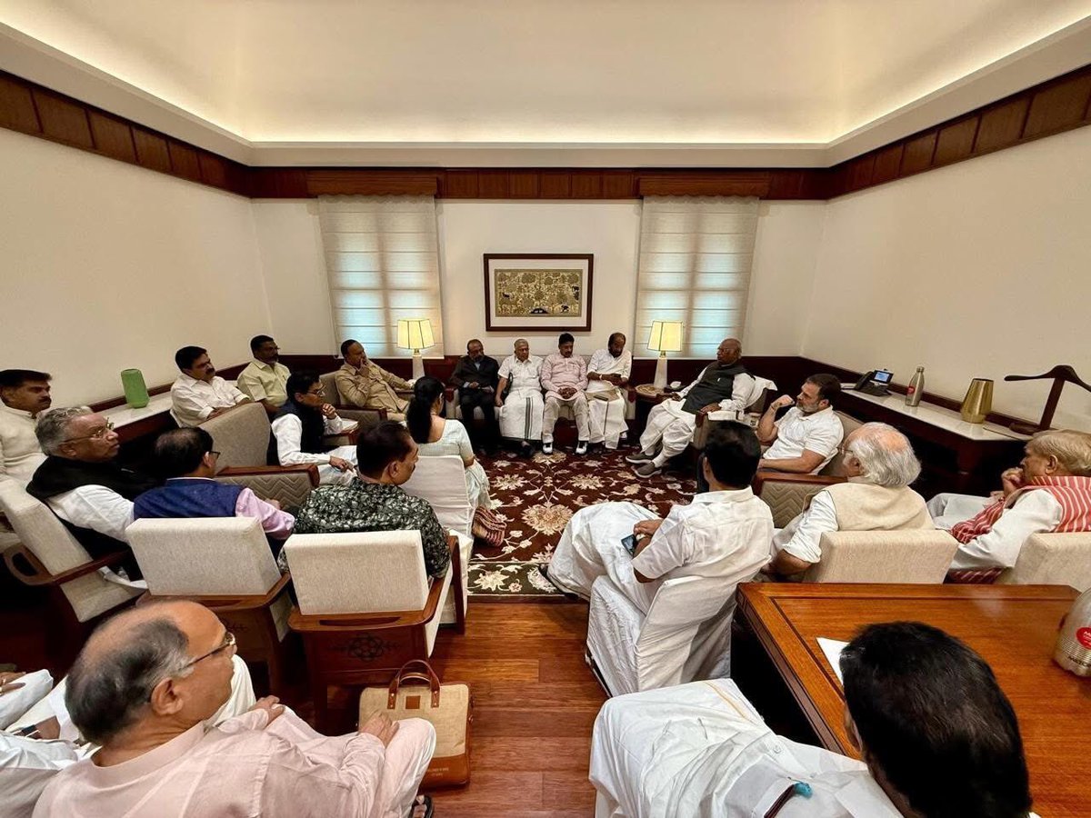 aliyarbilal's tweet image. ஒரு தகவலுக்காக!
இந்தியா கூட்டணியின் தலைவர்கள் கூட்டம் காங்கிரஸ் கட்சித் தலைவர் திரு. மல்லுகார்ஜீன கார்கே தலைமையில் டெல்லியில் இன்று நடைபெற்றது!
கார்கேவிற்கு அடுத்து இடதுபுறம் அமர்ந்திருப்பவர் திரு. இராகுல்காந்தி, வலபுறம் அமர்ந்திருப்பவர் அண்ணன் திருச்சி. சிவா அவர்கள்!