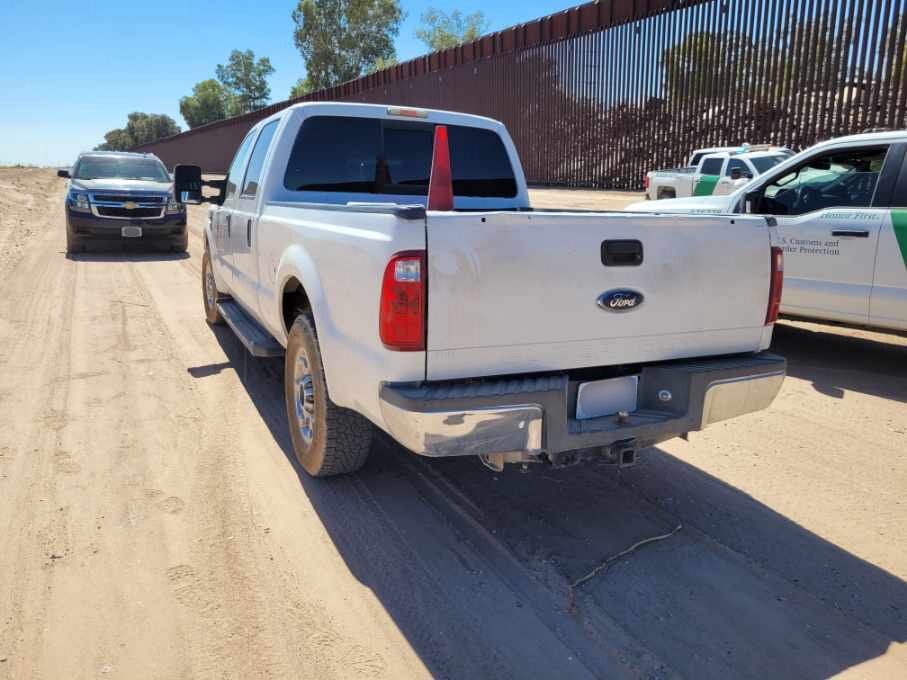USBPChiefELC's tweet image. It’s a beautiful thing when a plan goes exactly as intended!
#PremierSector agents—working hand-in-hand with our Mexican counterparts—executed a successful mirror patrol. The result? Our collaboration stopped a smuggling attempt in action.
Mexican police apprehended:
✅ 3…