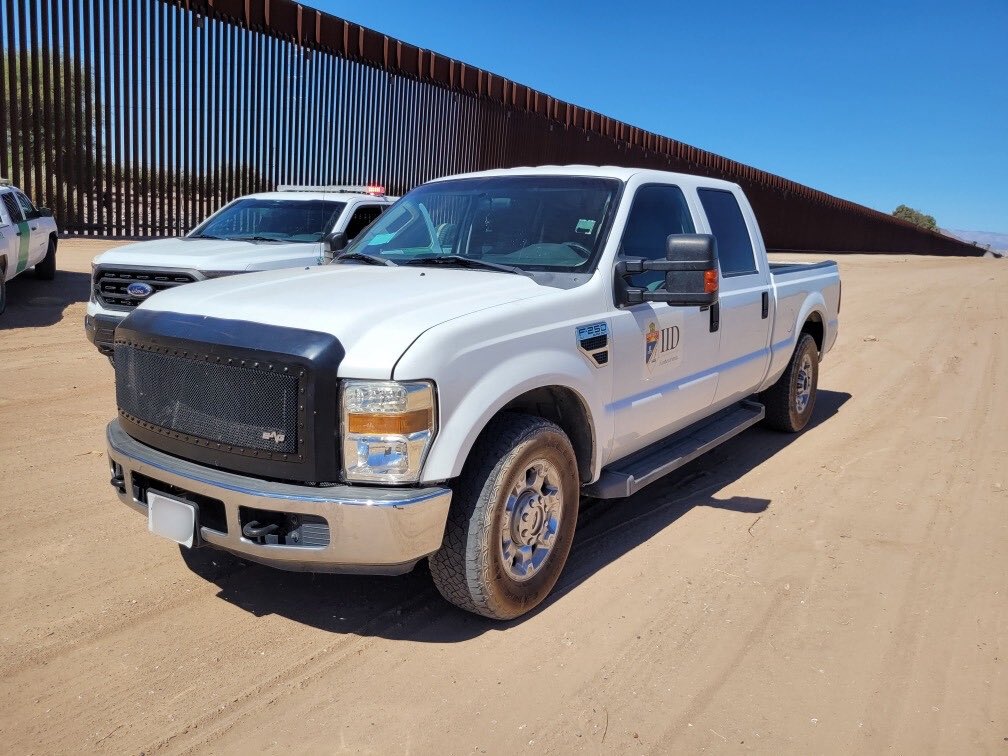USBPChiefELC's tweet image. It’s a beautiful thing when a plan goes exactly as intended!
#PremierSector agents—working hand-in-hand with our Mexican counterparts—executed a successful mirror patrol. The result? Our collaboration stopped a smuggling attempt in action.
Mexican police apprehended:
✅ 3…