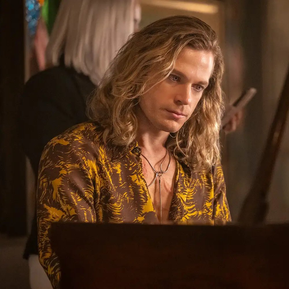 bratIestat's tweet image. i can’t stop staring at this picture because this is really modern lestat. i feel incredibly dizzy