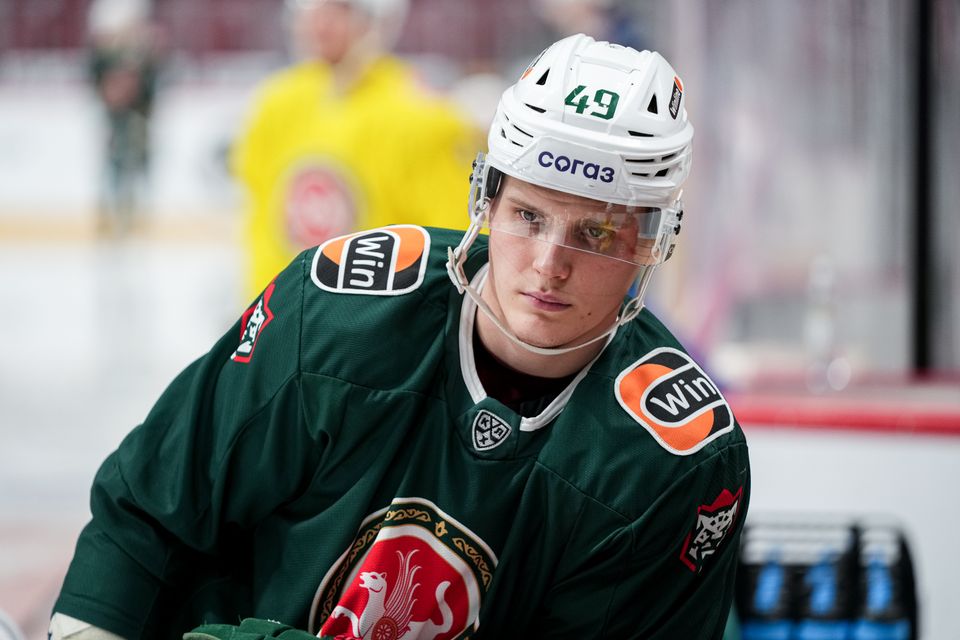 GriffingDylan's tweet image. It is rumored that the Oilers are working towards signing D Nikita Yevseyev to an ELC.
Edmonton selected him in the sixth-round of the 2022 NHL Draft, since then he's been splitting time between the KHL and VHL. Played his 100th career KHL game this past season.
#LetsGoOilers