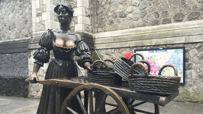 Editorialz's tweet image. I kid you not, Molly Malone's tits are to be cordoned off with flowers in a bid to stop them getting any shinier. As statues go, it's not particularly attractive, but apparently molesting Molly is supposed to bring you good luck. If the practice doesn't stop, she's going to have…