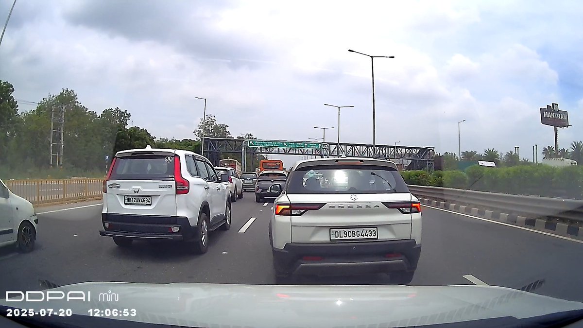 AkhilChhillar's tweet photo. @dtptraffic Please take note, road rage incident &amp; red light jumping on NH44 (GT road) on carriageway from Delhi towards Panipat near Khampur village
Vehicle: DL9CBG4433
White Maruti Brezza
Date: 20 July 2025
Time 12:07pm
Location coordinates: 28.8242252, 77.1322377 https://t.co/BUnYfHvAqm