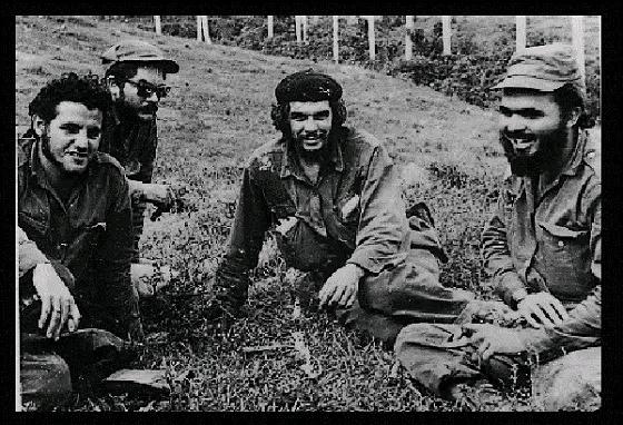 El 21 de julio de 1957, Ernesto Che Guevara fue ascendido a Comandante del Ejército Rebelde. El primero a quien #Fidel le otorgaba ese grado . #CubaViveEnSuHistoria #SiempreJovenUJCdeCuba <a href="/ComiteUJCIsla/">UJC Isla de la Juventud</a> <a href="/MeyvisEstevezE/">Meyvis Estevez Echevarría</a>