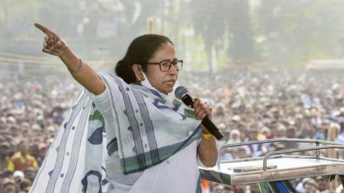 savedemocracyI's tweet photo. कल इंडिया गठबंधन के सभी सांसद एवं नेता काले कपड़े पहन कर विरोध प्रदर्शन करेंगे- सूत्र 

SIR, पहलगाम , जम्मू कश्मीर को पूर्ण राज्य का दर्जा देने आदि मुद्दे पर कल इंडिया गठबंधन के नेता विरोध करेंगे। https://t.co/C2htLvUEvp