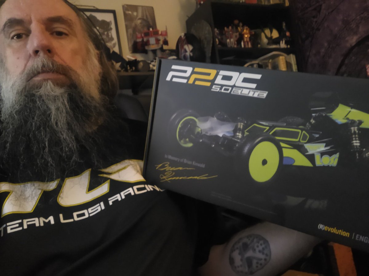 DeadSkinMask746's tweet photo. @TeamLosiRacing #losi going to attempt to paint this as box art in honor of #BrianKinwald https://t.co/Hqm9IZCnoD