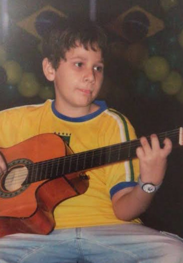 effectspieroni's tweet image. O mini Gustavo tem muito orgulho do Gustavo atual 🥹🤍