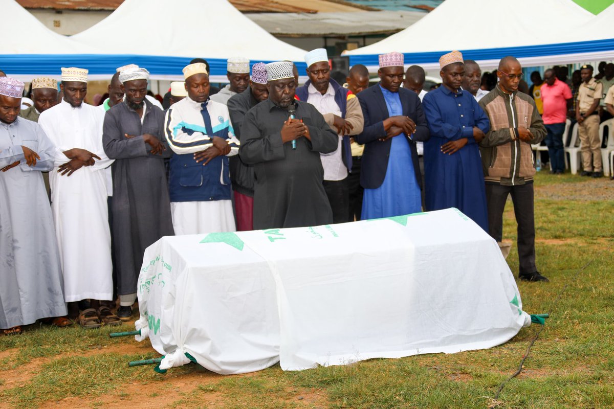 BarasaFernandes's tweet image. Honoured the life and legacy of Prof. Hassan Were Karakacha during his service at Jamia Mosque, Kakamega. A respected scholar in molecular virology at the School of Agriculture, Veterinary Sciences and Technology at MMUST, Prof. Were leaves behind a lasting academic footprint.…