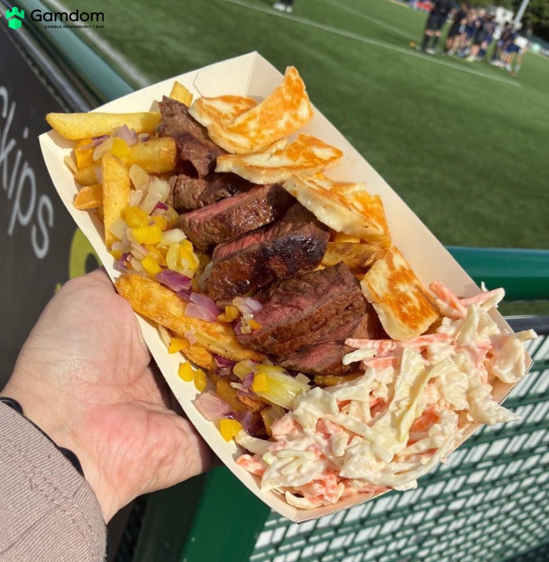 FBAwayDays's tweet image. This steak and chips with a side of halloumi and coleslaw at Avro FC looks incredible, and quality value at a tenner too!! 😍👏
Might have to make a visit to try it! 🤤