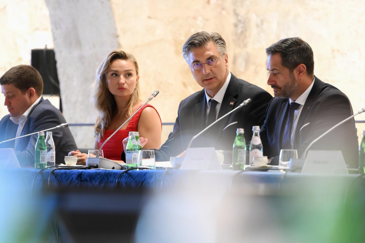 AndrejPlenkovic's tweet image. It was a pleasure having with us in Hvar today, at the meeting with Croatian tourism sector, the Deputy Prime Minister of Sweden and Minister for Energy, Business and Industry Ms @BuschEbba. As a minister responsible for tourism, Ebba shared a Swedish perspective on a sustainable…