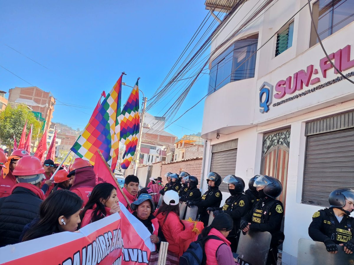 #Cusco. Empezaron las marchas contra el gobierno de Dina Boluarte. Le exigen que concluya, de una vez por todas, el gasoducto al sur y que empiece la construcción de una planta de fraccionamiento de gas en Kepashiato, La Convención.