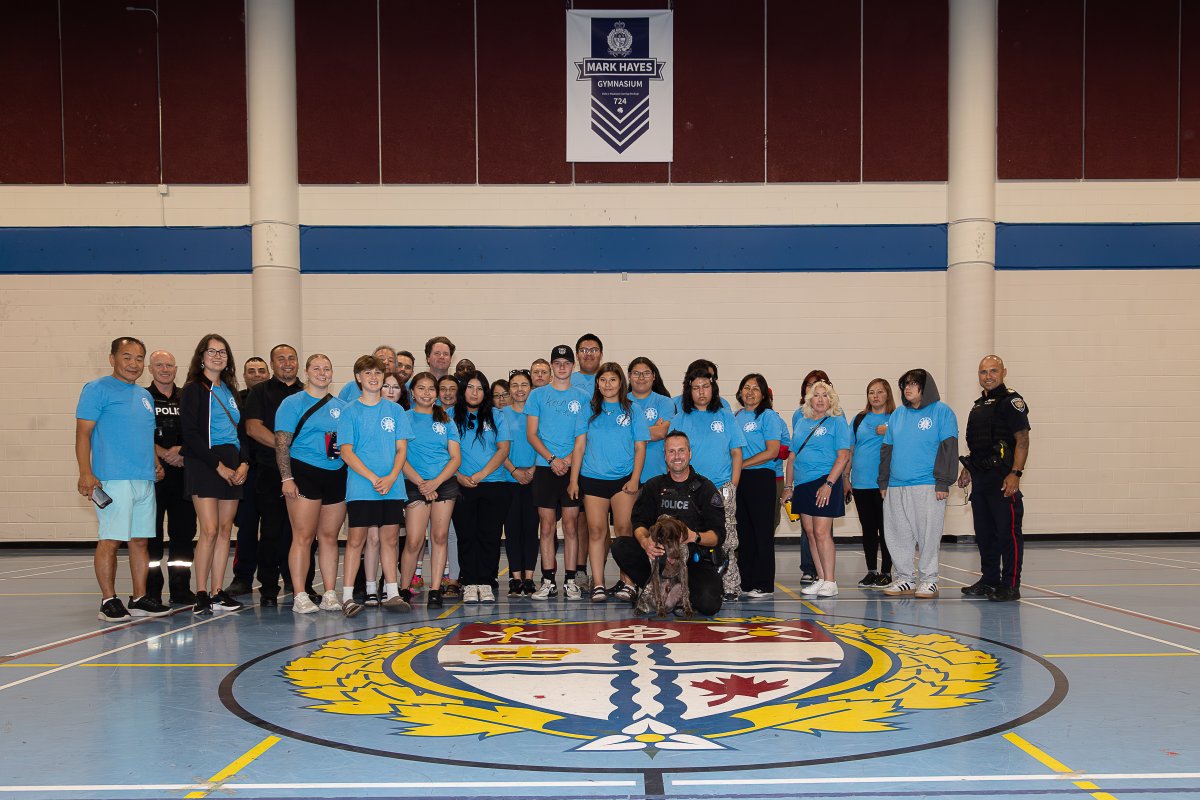 OttawaPolice's tweet image. Building Connections, Inspiring Futures: Indigenous Youth Visit Ottawa Police Station.
ottawapolice.ca/en/news/buildi…
~
Créer des liens, inspirer l’avenir : des jeunes Autochtones visitent le poste de police d’Ottawa.
ottawapolice.ca/fr/news/buildi…
