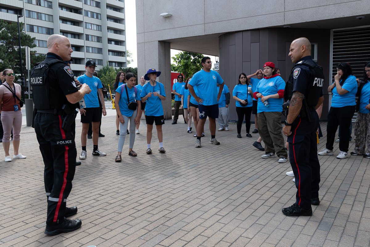 OttawaPolice's tweet image. Building Connections, Inspiring Futures: Indigenous Youth Visit Ottawa Police Station.
ottawapolice.ca/en/news/buildi…
~
Créer des liens, inspirer l’avenir : des jeunes Autochtones visitent le poste de police d’Ottawa.
ottawapolice.ca/fr/news/buildi…