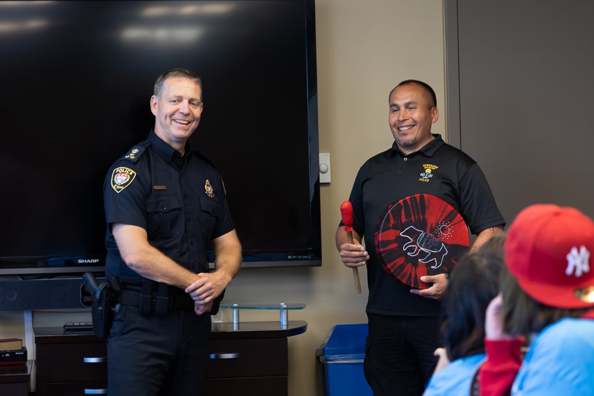OttawaPolice's tweet image. Building Connections, Inspiring Futures: Indigenous Youth Visit Ottawa Police Station.
ottawapolice.ca/en/news/buildi…
~
Créer des liens, inspirer l’avenir : des jeunes Autochtones visitent le poste de police d’Ottawa.
ottawapolice.ca/fr/news/buildi…