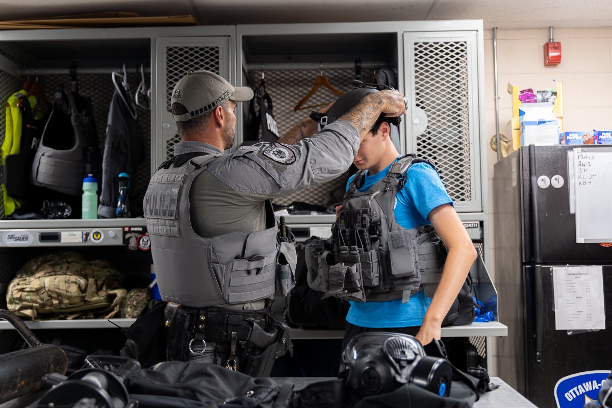 OttawaPolice's tweet image. Building Connections, Inspiring Futures: Indigenous Youth Visit Ottawa Police Station.
ottawapolice.ca/en/news/buildi…
~
Créer des liens, inspirer l’avenir : des jeunes Autochtones visitent le poste de police d’Ottawa.
ottawapolice.ca/fr/news/buildi…