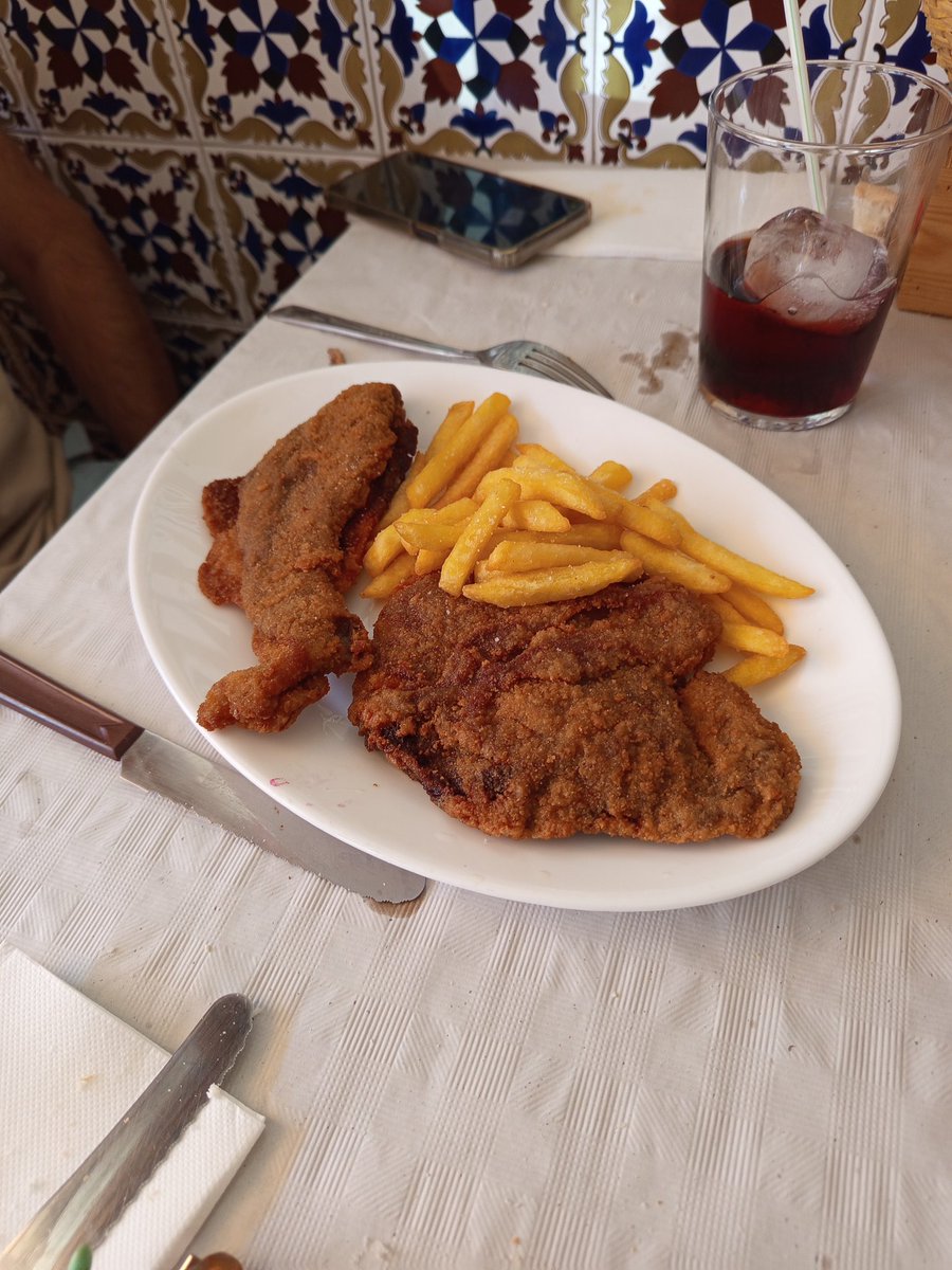 SanCarlosValle's tweet photo. Qué bueno está el pollo en pepitoria de #LaBodeguilla y los segundos del menú. Y el tinto de verano, espectacular. Ya del chupito, mejor no hablar. No se lo digáis a nadie 🤫🤫, pero si avisas, te puedes llevar la rica comida casera a casa. https://t.co/T1M3Oi9pFr
