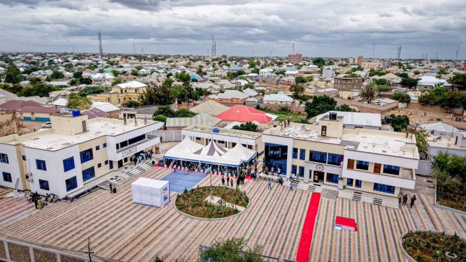President Abdiaziz Lafta-Gareen of Southwest State, joined by Federal Ministers, opened new offices for the Ministries of Justice and Interior Security in Baidoa today, boosting local governance and security services.
#Baidoa #Somalia