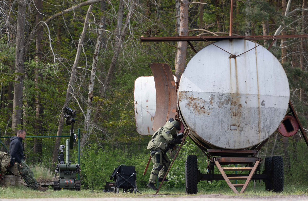 CJOC_COIC's tweet image. During Op OPEN SPIRIT in Lithuania, Fleet Diving Unit (Atlantic) tackled a simulated bomb threat in an aircraft trainer—setting up digital x-ray gear and operating in bomb suits to sharpen skills and support international security efforts.
#CAFOperations #OpOPENSPIRIT