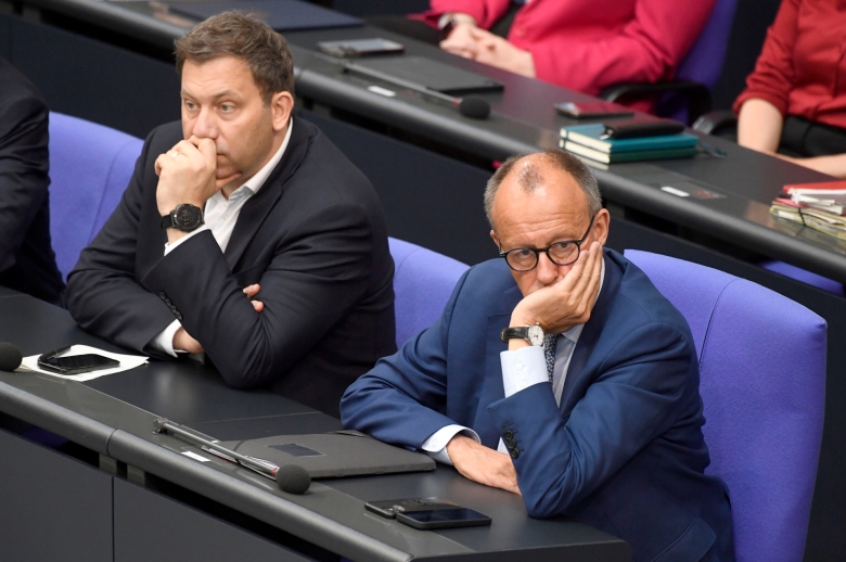 paz_preussische's tweet image. Entlarvendes Mitleid
Göring-Eckardt reiste gar nach Budapest, um ihre Solidarität zu bekunden, und sprach von einer „Katastrophe mitten in Europa“ – wohlgemerkt nicht etwa mit Blick auf die Opfer der Gewalt, sondern auf die Haftbedingungen von Maja T.
paz.de/artikel/entlar…