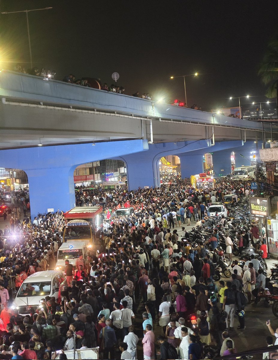 thekorahabraham's tweet image. God's own capital bids a teary farewell to their beloved comrade as his mortal remains leave Thiruvananthapuram.
It's going to be a long night.