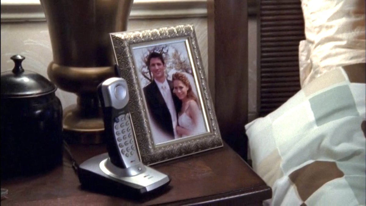 OTHdiary's tweet image. When TV shows actually used to have their characters take photos together to put in picture frames and phones instead of using photoshopped manips or screenshots of scenes that already happened.