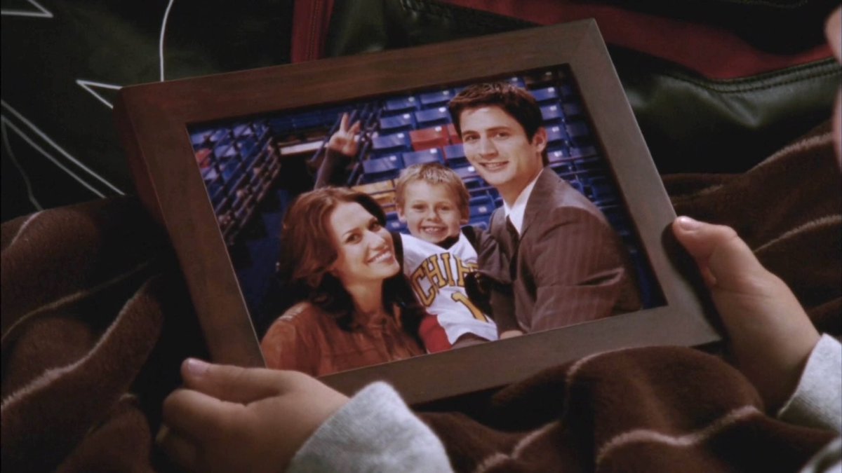OTHdiary's tweet image. When TV shows actually used to have their characters take photos together to put in picture frames and phones instead of using photoshopped manips or screenshots of scenes that already happened.