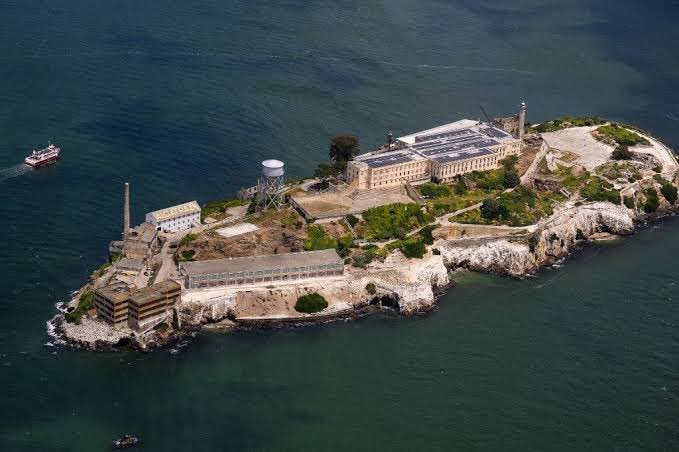 auroreact's tweet photo. 🐊 Alligator Alcatraz: Sant detansyon Trump bati nan fon Everglades nan florid pou imigran san papye ak moun sou lis depòtasyon. Kapasite: 5 000. Antoure pa dlo ak kayiman, li fasil pou tounen prizon natirèl. Kritik yo rele l “konsantrasyon modèn” ak kondisyon inuman. #AuroreActu https://t.co/ForPgb3at9