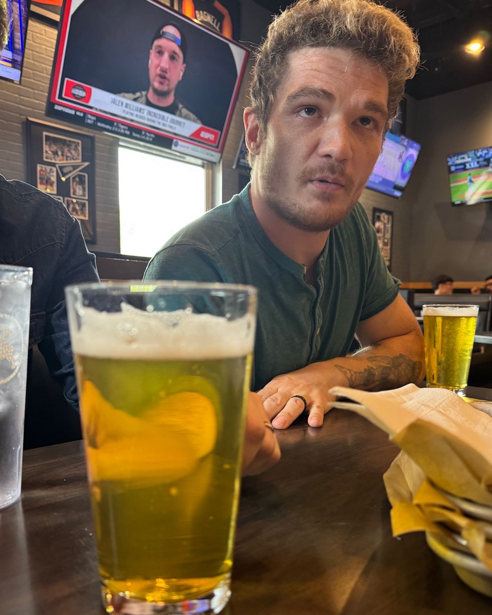 100PercentEat's tweet image. Buffalo Wild Wings is back to what works with bottomless appetizers but they’re taking a big swing with whatever this Mt Dew Radler is? Our Heroes need to get to the bottom of this and no head injury will stop them?
New 100% Eat is out now.