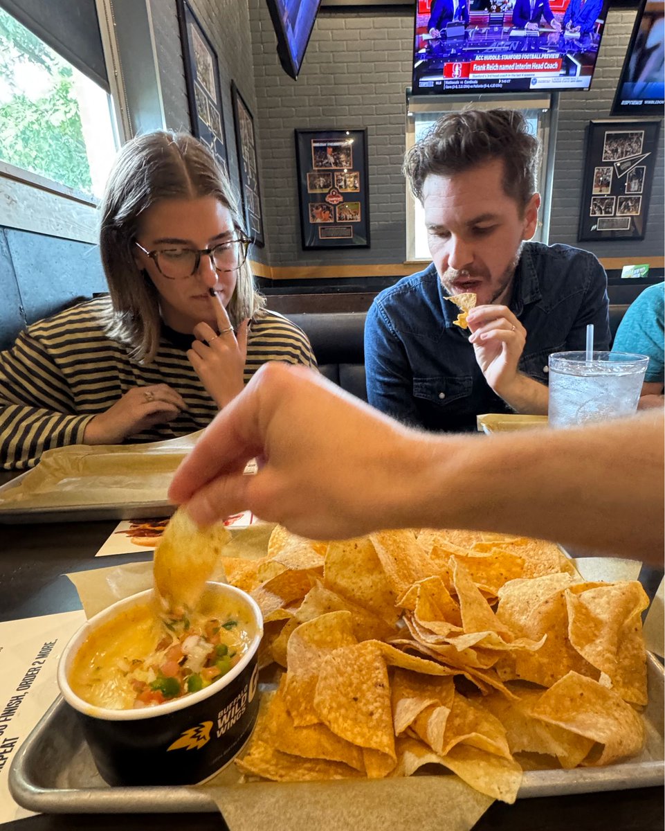 100PercentEat's tweet image. Buffalo Wild Wings is back to what works with bottomless appetizers but they’re taking a big swing with whatever this Mt Dew Radler is? Our Heroes need to get to the bottom of this and no head injury will stop them?
New 100% Eat is out now.