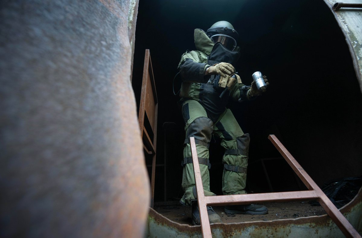 CJOC_COIC's tweet image. During Op OPEN SPIRIT in Lithuania, Fleet Diving Unit (Atlantic) tackled a simulated bomb threat in an aircraft trainer—setting up digital x-ray gear and operating in bomb suits to sharpen skills and support international security efforts.
#CAFOperations #OpOPENSPIRIT