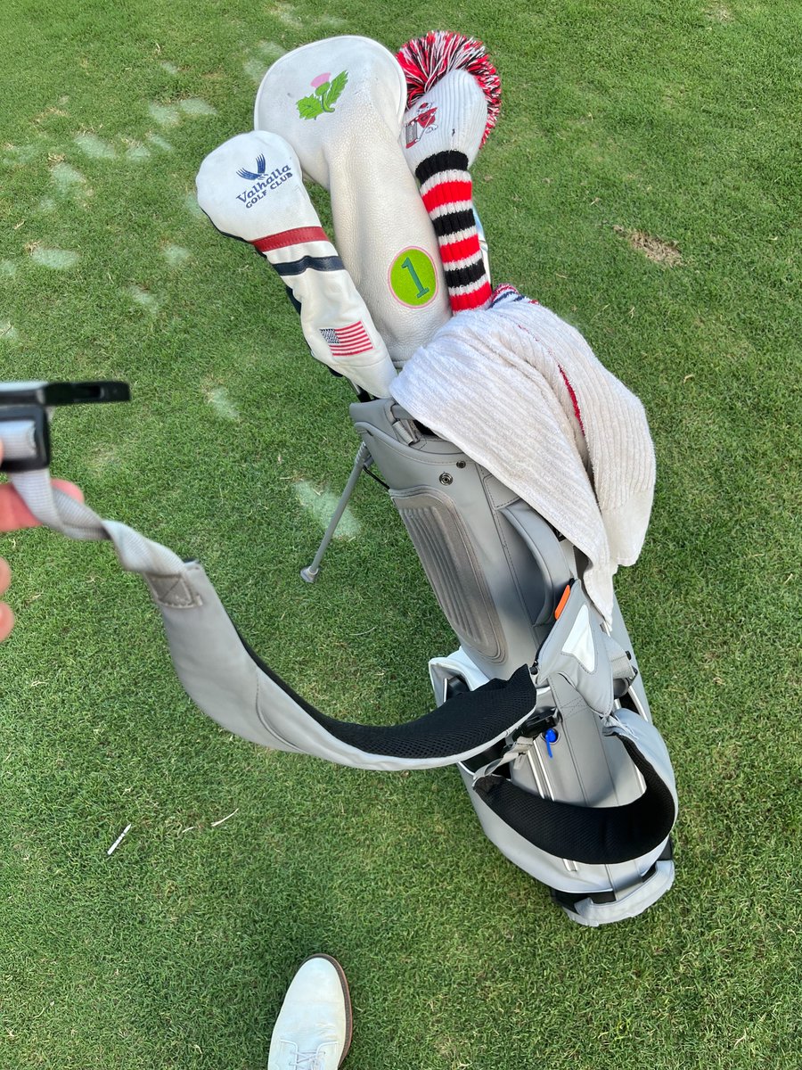 bennybrass1's tweet photo. I have had my @StitchGolf SL2 bag for two years and I thoroughly enjoyed it, but it broke on Sunday night during regular use. I reached out to the company and the best they could do was 40% off a replacement. This is unacceptable. A 400$ bag should not break after 2 years. https://t.co/2ylbj34DwX