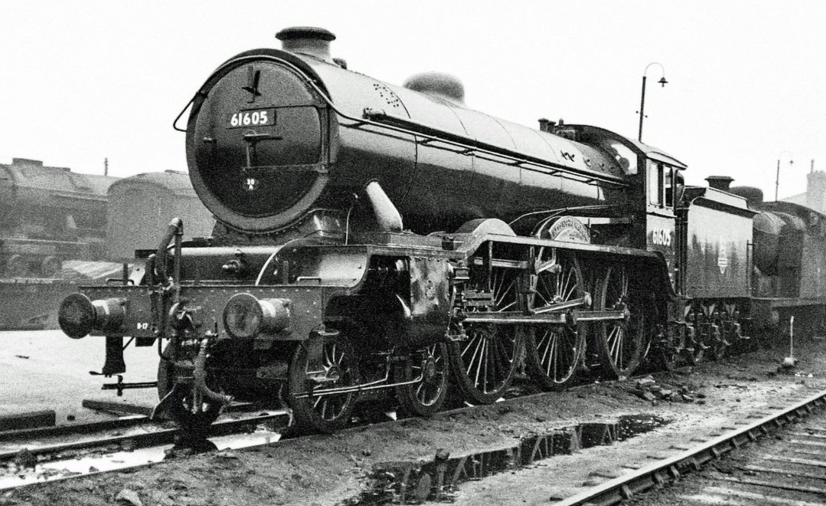 TrainStations23's tweet image. B17 &apos;Lincolnshire Regiment&apos; BR 61605 at Doncaster MPD, June 1953

Locomotive 61605 designed by Sir Nigel Gresley, was originally numbered 2805 within the LNER and was later renumbered as 61605 under British Railways.

61605 entered service on December 17th 1928 and was withdrawn…