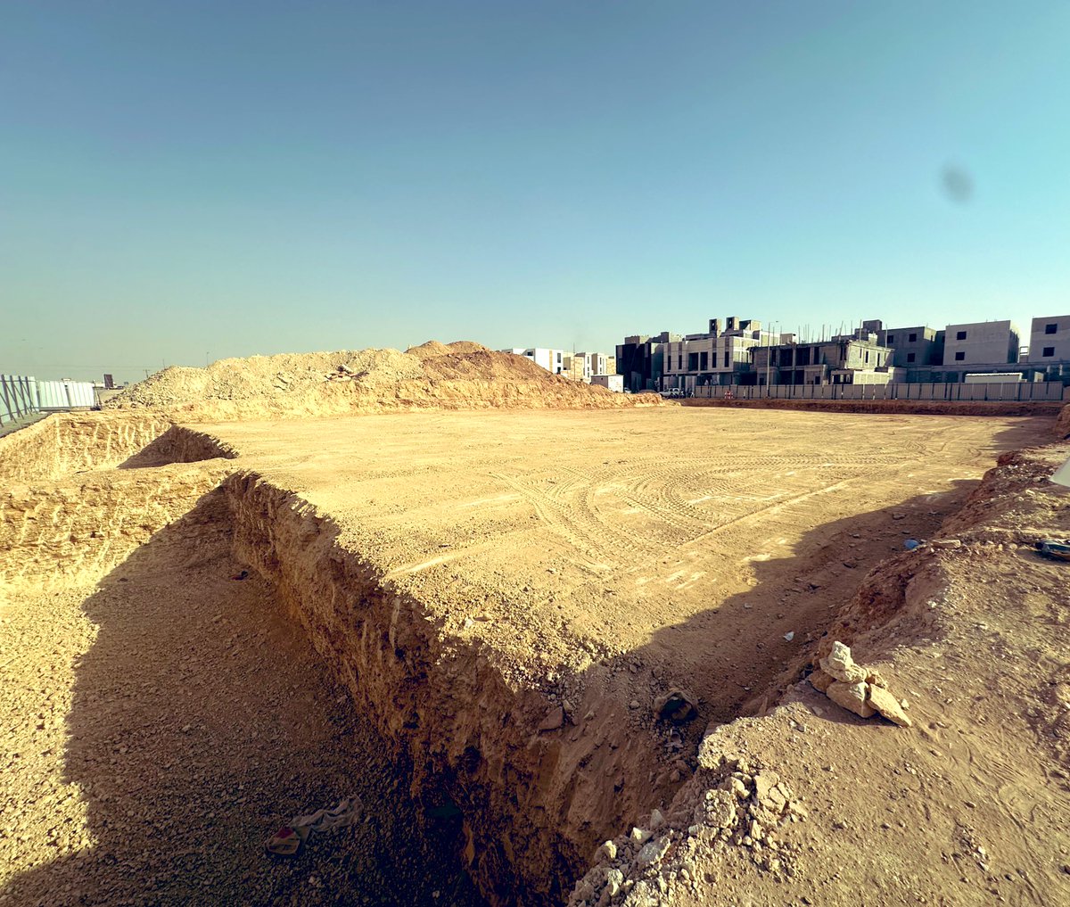 بسم الله نبدأ ، الاشراف على مشروع عقاري جديد وبالله التوفيق . 
مشروع عمارة تجاري - سكني ٨ محلات 35 ستيديو  
الرياض - حي الجنادرية  
مساحة الارض | 2,400متر مربع .