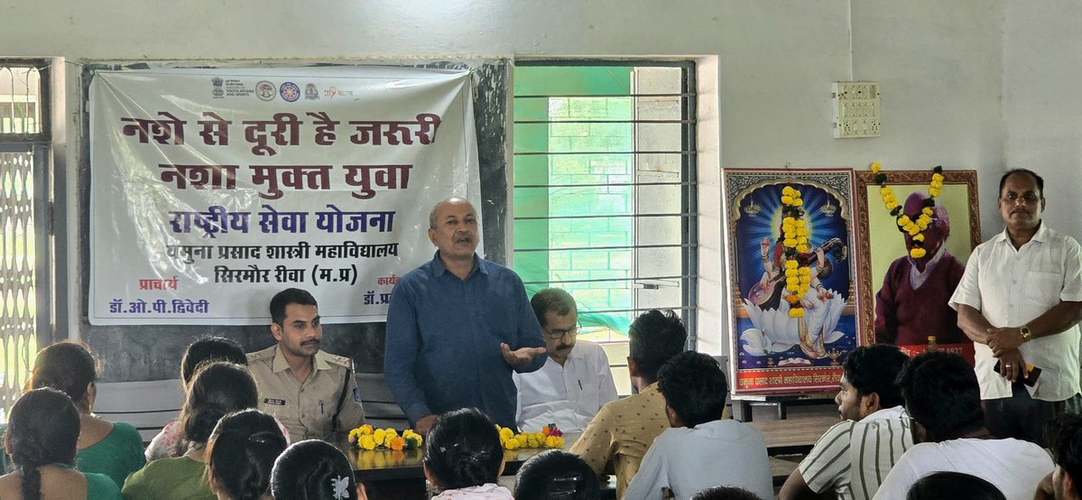 SP_Rewa's tweet image. "नशे से दूरी है जरूरी" अभियान के अंतर्गत रीवा सिरमौर थाना अंतर्गत स्कूल में छात्रों को वाद विवाद प्रतियोगिता के माध्यम से नशे के विरुद्ध जागरूक किया गया @CMMadhyaPradesh @DGP_MP @ips_kmak @JansamparkMP @mohdept @IG_Rewa @ProjsRewa