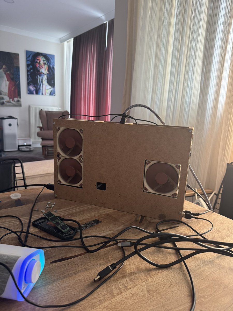 Kaç gündür şu custom mini pcyi tamamlamakla uğraşıyorum ve sonunda bitti 🚨 Bitmiş halini yakında paylaşacağım 👌🏻