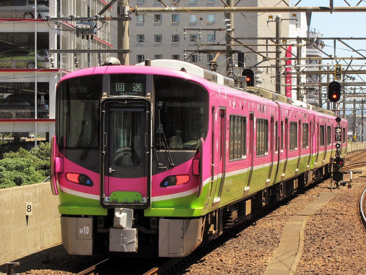 三連休中大人気だったハピライン521系のフルラッピング4連💨 多くの方