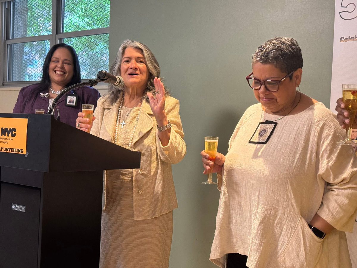 galeabrewer's tweet image. @galeabrewer Naturally Occurring Retirement Communitues Quilt Unveiling at Penn South on July 17 2025! Beautiful quilt made in collaboration with Harlem Meedle Arts! Every NORC has its own block on the quilt. The NYC Deot foy the Aging sponsored the event. NORCs will be 50 years…