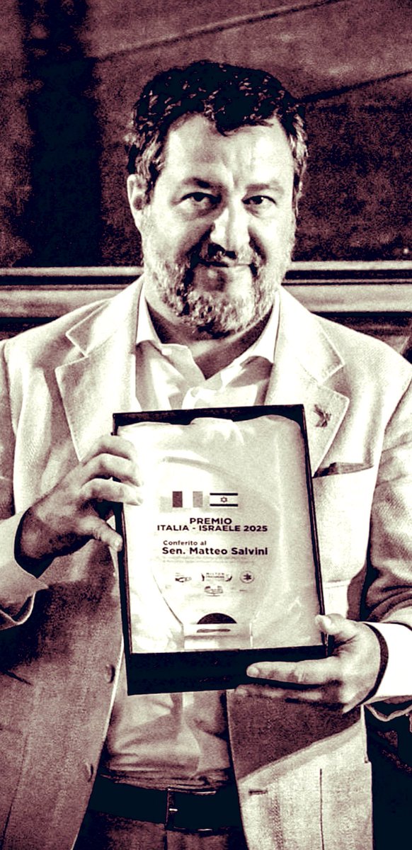 streetcnina's tweet image. IL PREMIO
Nel cuore del massacro, mentre le bombe cancellano bambini e ospedali, lui sorride. Mentre un popolo affamato è allo stremo, Matteo Salvini posa orgoglioso con il “Premio Italia-Israele 2025”.
#MatteoSalvini
#GazaStarving
#Gaza