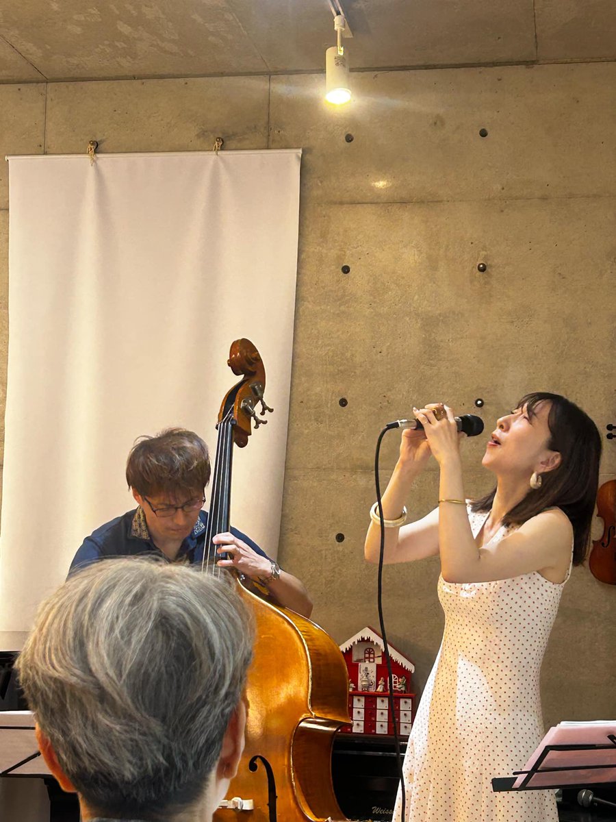 noak1220's tweet photo. ZIGZAGライブ

多田恵美子さん、佐々木善暁さんのドラマチックで優しい音色に気持ちよく幸せいっぱいで歌わせていただきました✨

もっともっと私らしいジャズを磨いていきたいな！

暑い中たくさんのお客様にお越しいただきありがとうございました🌿 https://t.co/elti7Xuo3v
