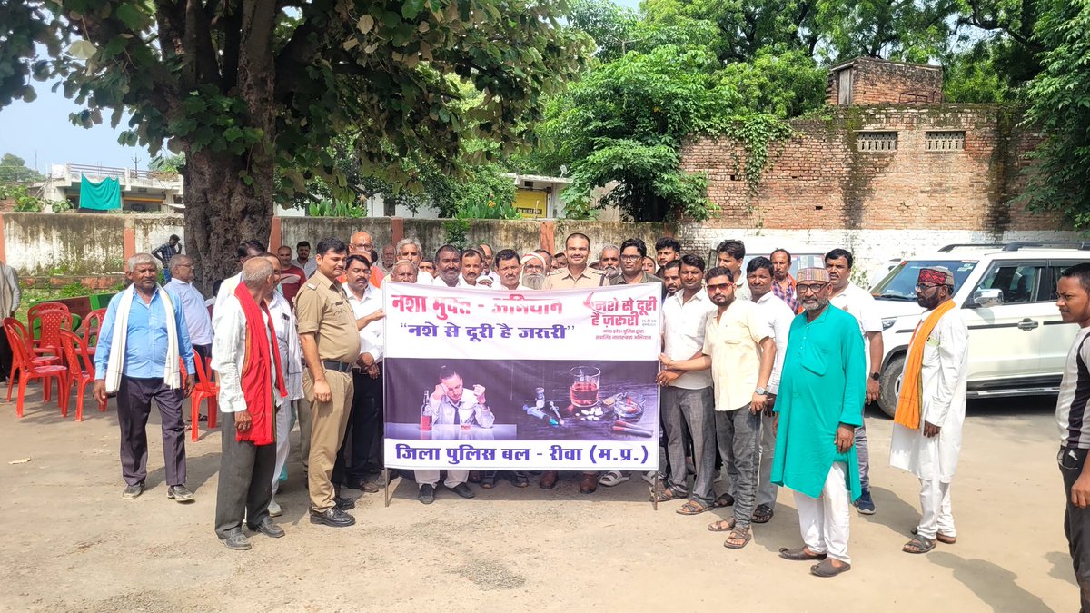 SP_Rewa's tweet image. "नशे से दूरी है जरूरी" अभियान के अंतर्गत रीवा सोहागी थाना अंतर्गत आमजन से चर्चा कर उनको नशे से होने वाले नुकसान से अवगत कराया गया तथा नशा न करने की शपथ दिलाई गई @CMMadhyaPradesh @DGP_MP @ips_kmak @JansamparkMP @mohdept @IG_Rewa @ProjsRewa