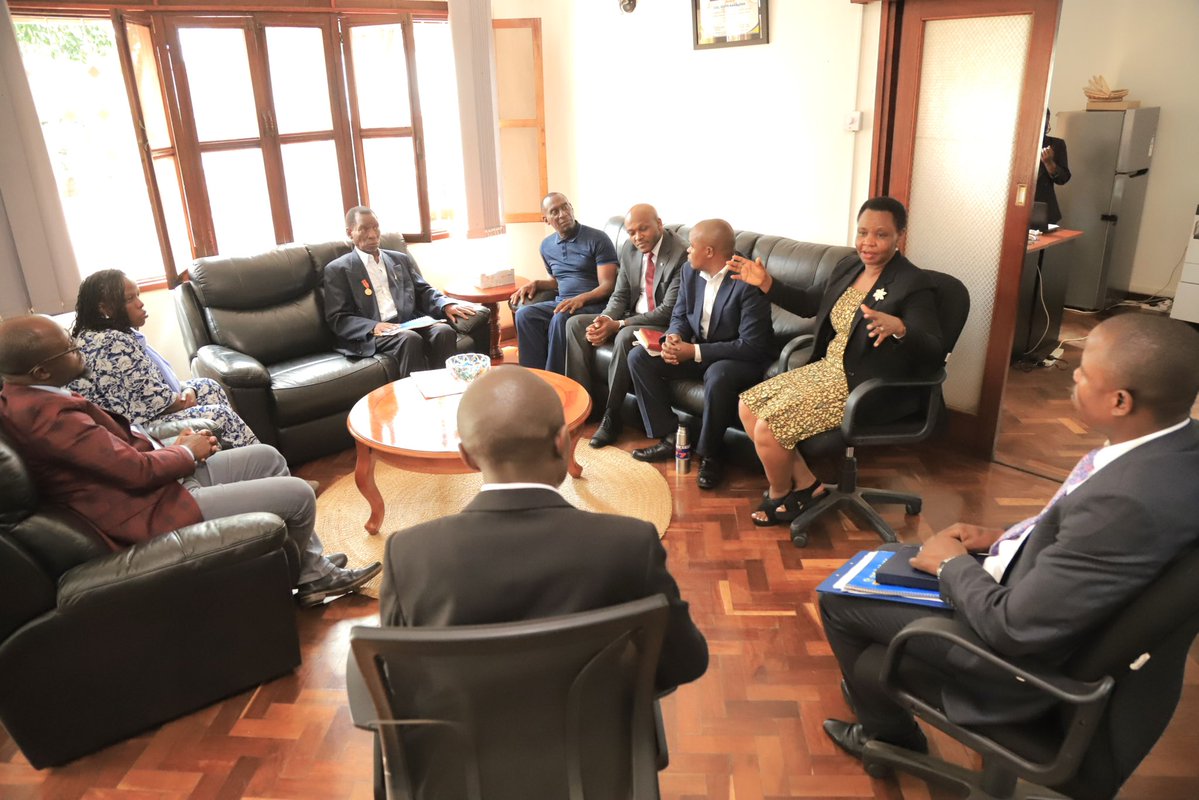 ShieldInvestors's tweet image. This afternoon, Col. @edthnaka, Head of the State House Investors Protection Unit (SHIPU), convened a strategic meeting with Hajji Isaac Mulindwa and Dr. Racheal Mbabazi from the Uganda Wildlife Authority (UWA) to address a pressing investment concern.
The engagement focused on…