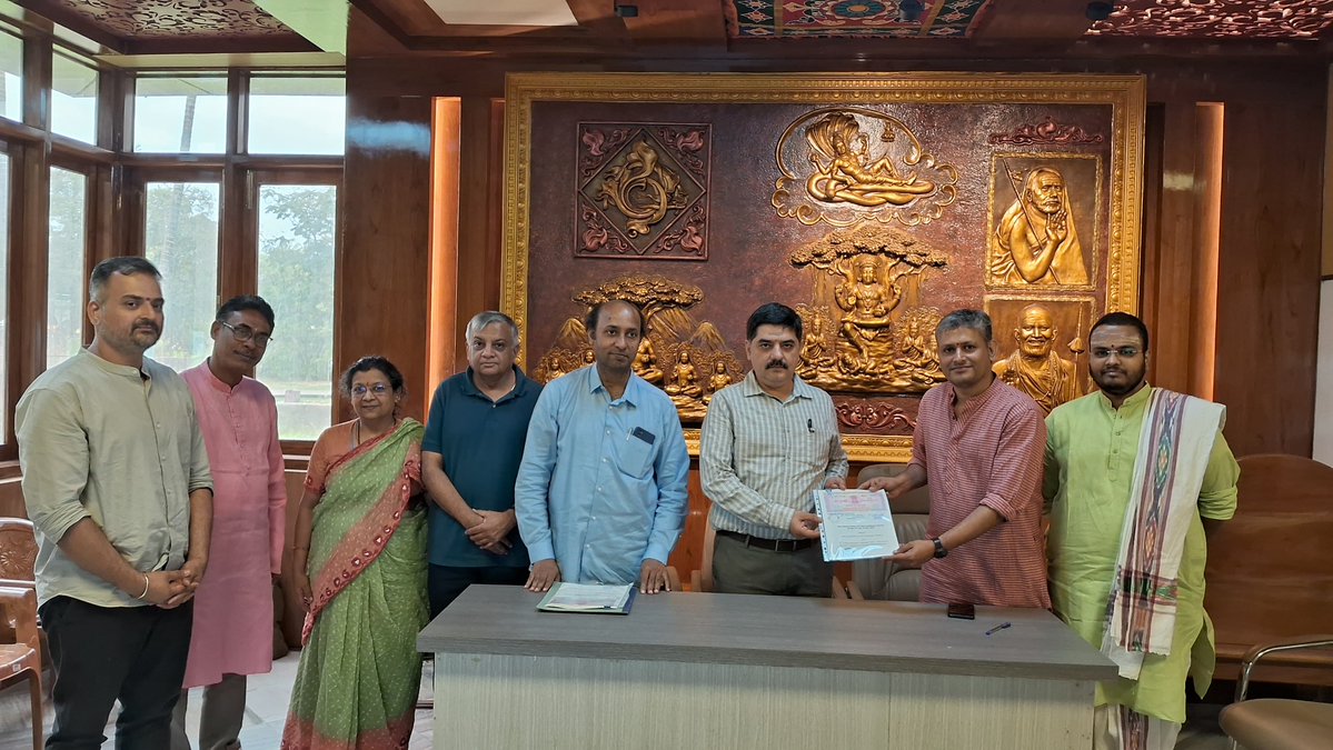 Bṛhat | बृहत् | Brhat (@brhat_in) on Twitter photo We are honored to announce the signing of a Memorandum of Understanding (MoU) with Sri Chandrashekharendra Saraswathi Viswa Mahavidyalaya <a href="/SCSVMVDU/">Sri ChandrasekharendraSaraswathiViswaMahavidyalaya</a>, Kanchipuram on July 21, 2025.
A collaboration with an institution of this stature, blending tradition and contemporary education We are honored to announce the signing of a Memorandum of Understanding (MoU) with Sri Chandrashekharendra Saraswathi Viswa Mahavidyalaya <a href="/SCSVMVDU/">Sri ChandrasekharendraSaraswathiViswaMahavidyalaya</a>, Kanchipuram on July 21, 2025.
A collaboration with an institution of this stature, blending tradition and contemporary education