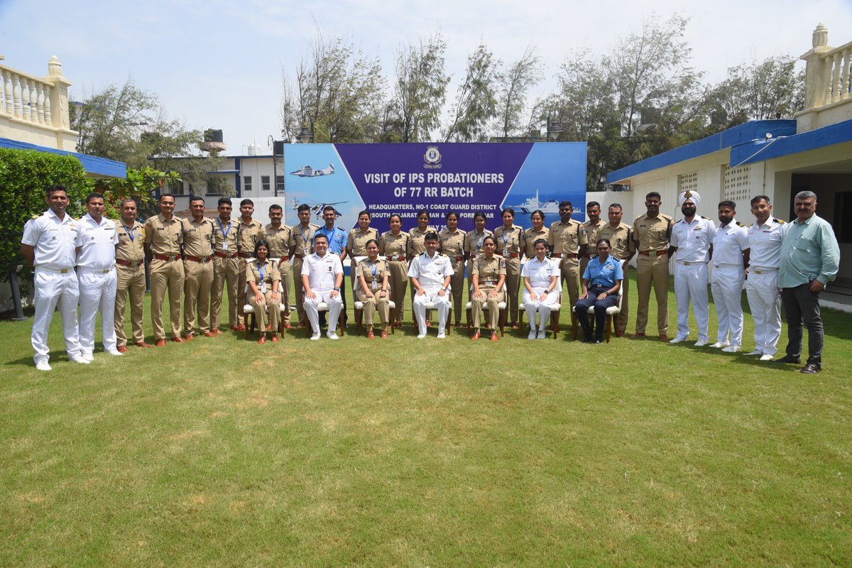IndiaCoastGuard's tweet photo. @IndiaCoastGuard District HQ #Porbandar hosted 24 IPS probationers, including 02 from #FriendlyForeignCountries, ex-Sardar Vallabhhhai Patel National Police Academy, for a study tour. Focused sessions on #ICG charter, ops spectrum & #CoastalSecurity, incuding visits to ships, air squadrons & Remote Operating Stations conducted.
#MaritimeSynergy #IndianPoliceService