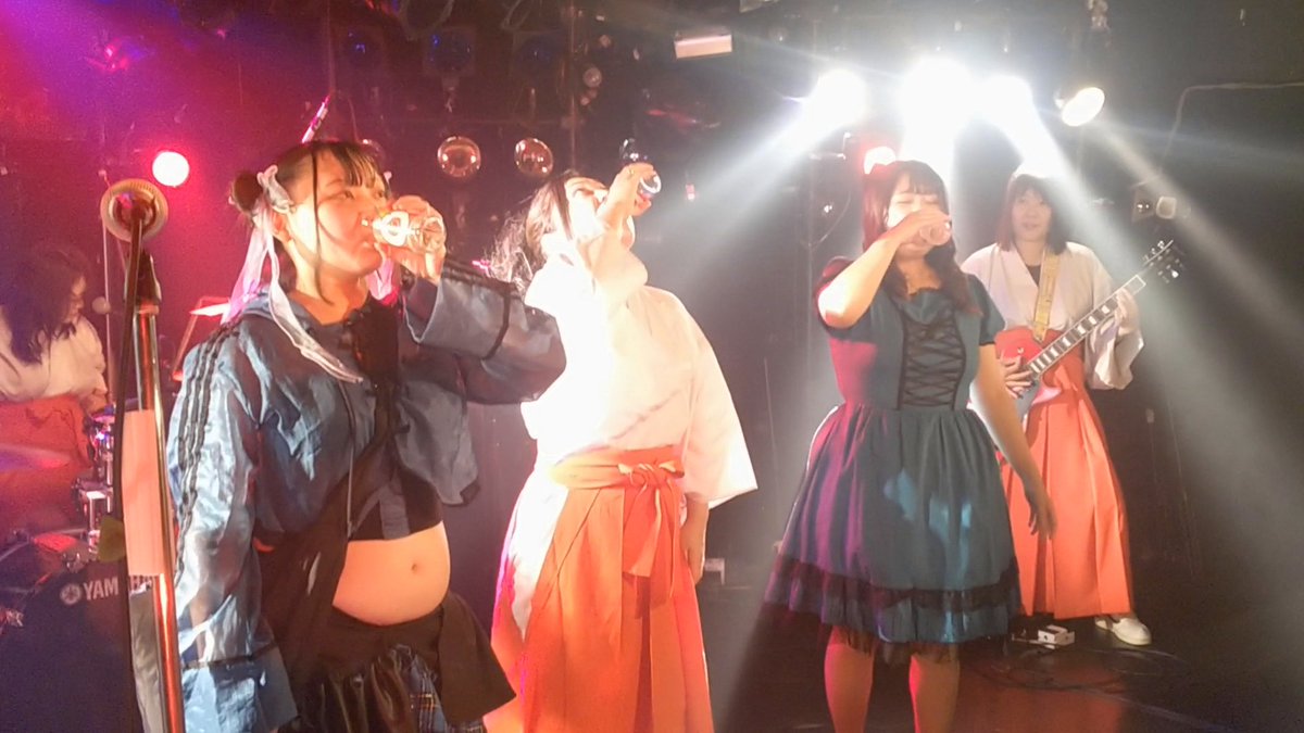 murakami_death's tweet image. 今日も今日とてヒゲ味噌さんでした。
昨日と画角等そんな変わらないのに爆増した爽やかさは何故なのでしょう?
A.画面からおじさんが消えたから
女子が画面を占有すると爽やかになりますね(しかし手に持っているのは全て酒)