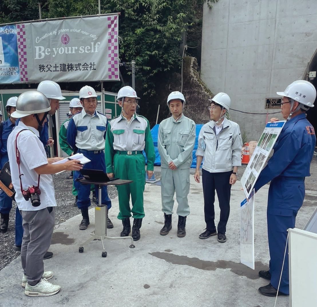 Kazuhiko_Kiyono's tweet photo. 【重要】7月30日（水）からの大滝トンネルの暫定通行について

7月11日に、秩父市大滝大輪地内において発生した落石事故により、現在、国道140号線・道の駅大滝温泉から贄川交差点の区間で通行規制が実施されています⚠️

7月21日には、大野知事が来訪され、私も現地に赴き、状況の共有をしていただきました。

また、7月22日には知事の記者会見において、現在建設中の「大滝トンネル」を暫定活用し、安全確保を最優先に、通行支援措置を講じていくことが発表されました。

埼玉県報道発表資料📑
https://t.co/w23rc156Gq

7月30日（水）午前10時より、大滝トンネルの暫定利用による一般車両の24時間通行が可能となる予定です。

ただし、安全のため以下の点にご留意ください。

・通行可能なのは四輪の一般車両のみです。
　※歩行者・自転車・二輪車は通行できません
・トンネル内は砂利道のため、時速15km以下での徐行運転をお願いします
・車両同士の十分な間隔を確保して通行してください
 
大滝トンネルの暫定通行について、大野知事のご英断に心から感謝申し上げます。
また、暫定通行に向けて、現場で作業に従事してくださっている皆さまに、深く感謝申し上げます。

なお、現在、通行止めとなっている箇所の解除までは、4か月程度を要する見込みとのことです。
引き続き、安全確保を最優先に、県や関係機関と緊密に連携しながら取り組んでまいりますので、どうかご理解とご協力を賜りますようお願い申し上げます。

清野和彦のブログもチェック✅
https://t.co/eMUu3okkhd

#国道140号 #通行止め #大滝トンネル