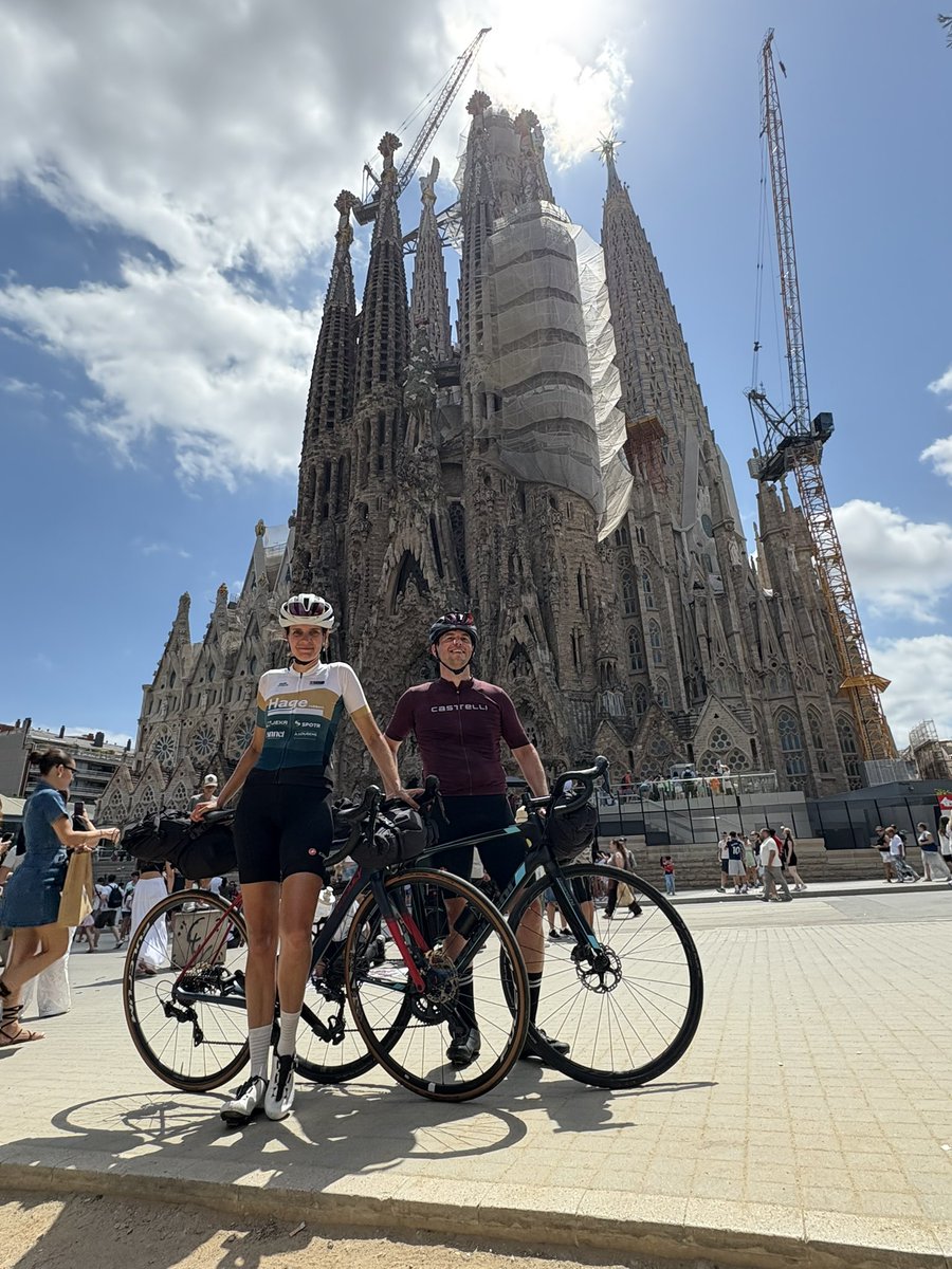 We hebben het geflikt, op de fiets naar Barcelona.

1.687,8 kilometers
11.832 hoogtemeters
1 lekke band
Ontelbaar mooie herinneringen