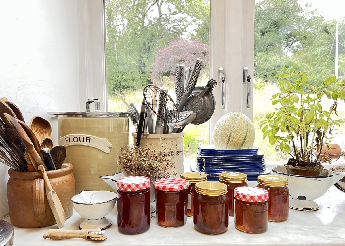 lizaadamczewski's tweet image. 6 jars of marmalade & 1 of strawberry jam…..skiving off from the studio to practice the alchemy of sugar & fruit. I can also happily say that we are now self sufficient in electricity so I can boil bake & roast to my heart’s desire without worrying about the bills.