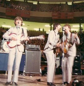 apple_c0rps's tweet image. The Beatles performing at Olympia Stadium, Detroit (1966)